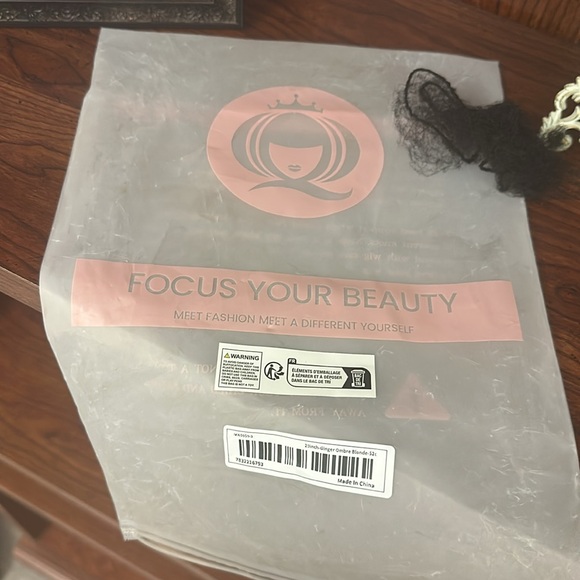 BEAUTIFUL WIG! Dark top of head, blonde throughout. Soft with bangs and layers. - Picture 8 of 9